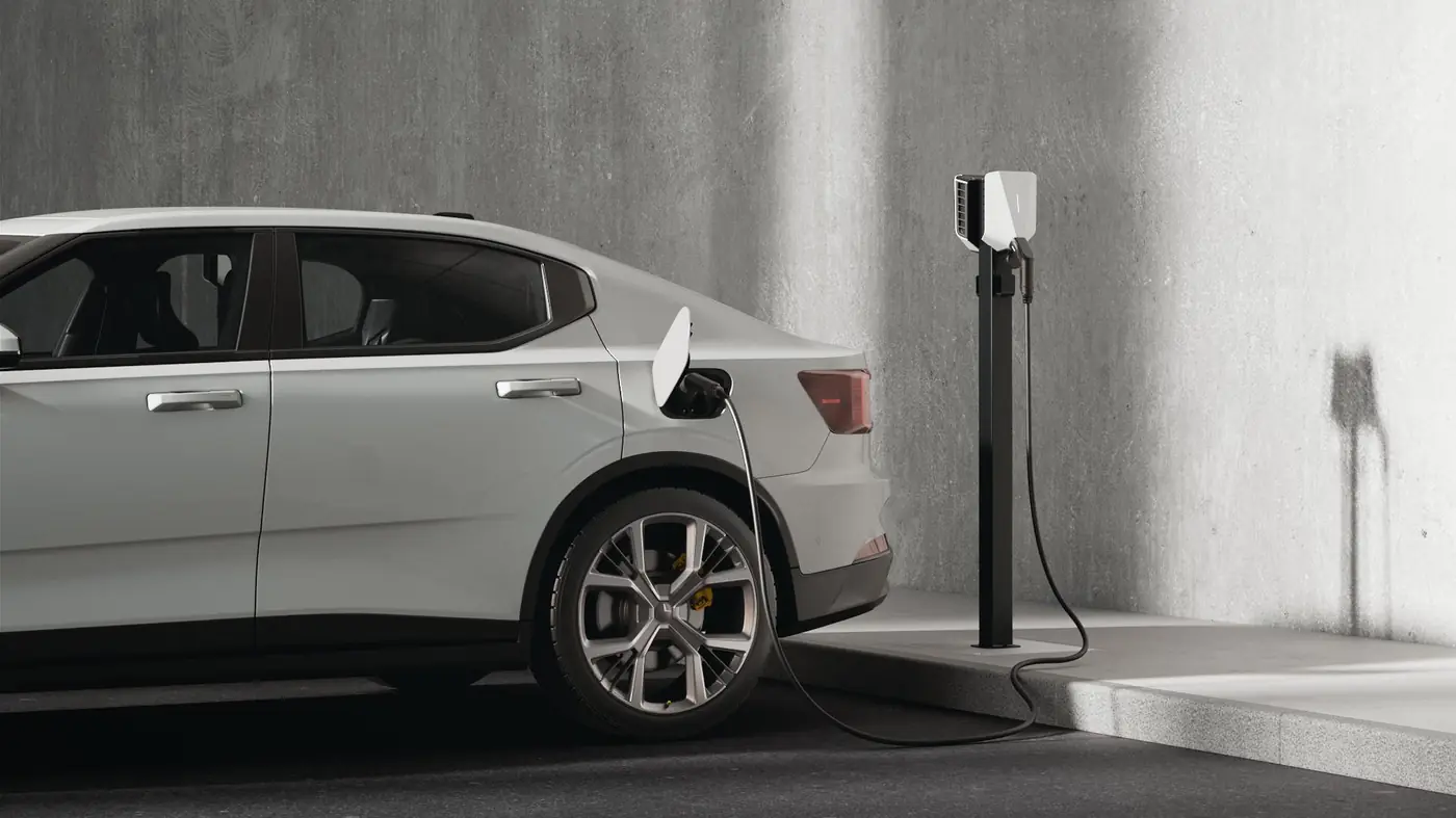 Elektrische auto die thuis oplaadt aan een laadpaal